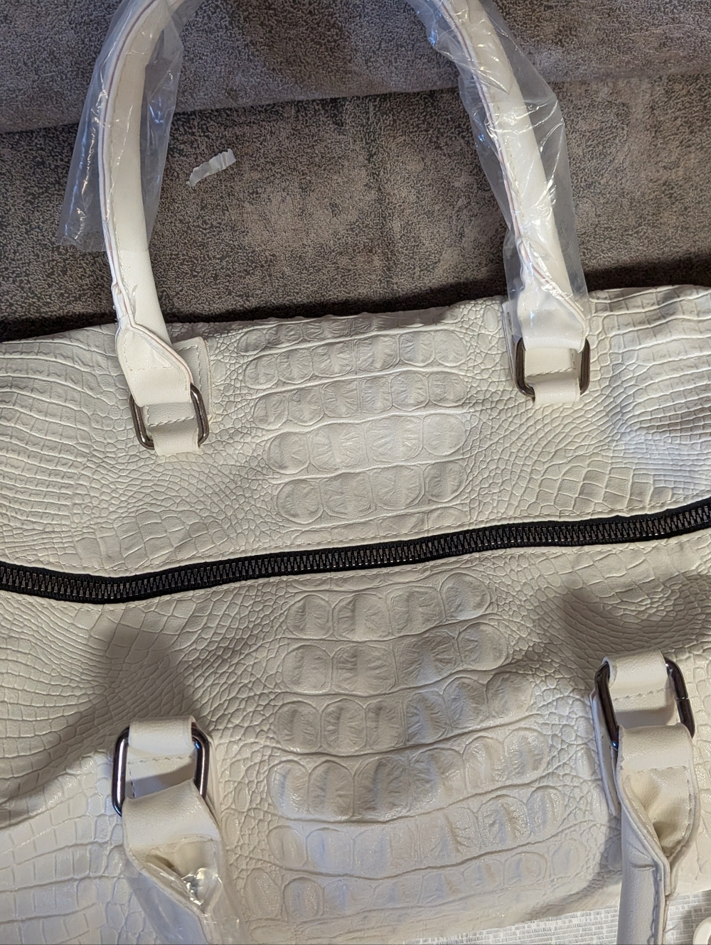 Chic White Alligator Embossed Weekender Bag | Chunky Chain Strap & Crossbody NWT - Picture 3 of 8
